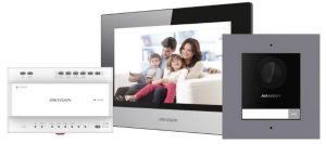 Kit Videointerfon IP Hikvision, 2 Fire, Pentru 1 familie, Vizualizare si raspuns de pe mobil, Wi-Fi DS-KIS702Y. Fiabilitate si performanță